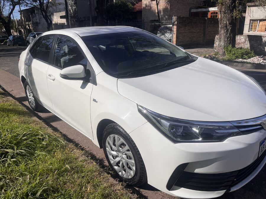 UNICA DUEÑA VENDE TOYOTA COROLLA SEDAN POR VIAJE URGENTE