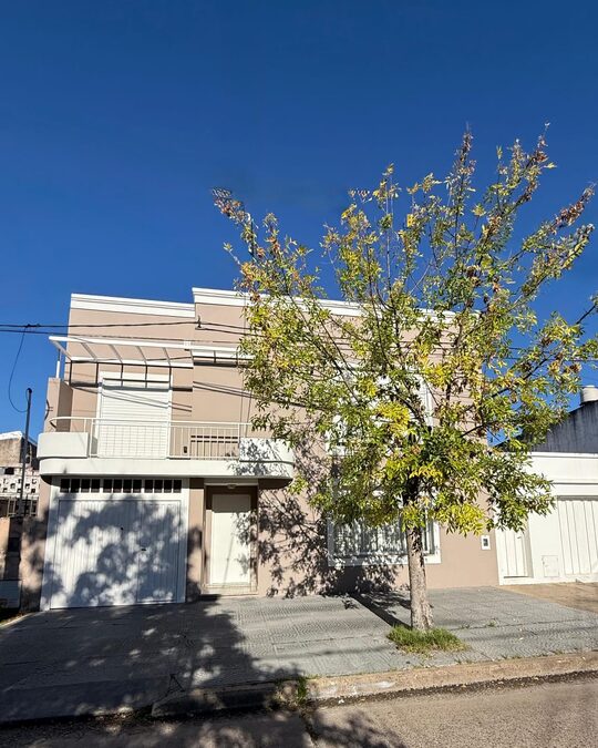 Casa amplia con cochera y quincho
