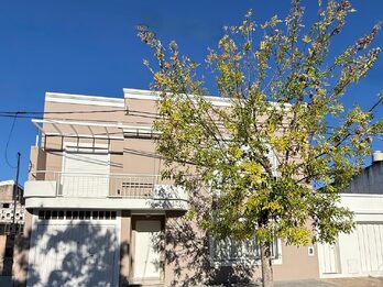 Casa amplia con cochera y quincho
