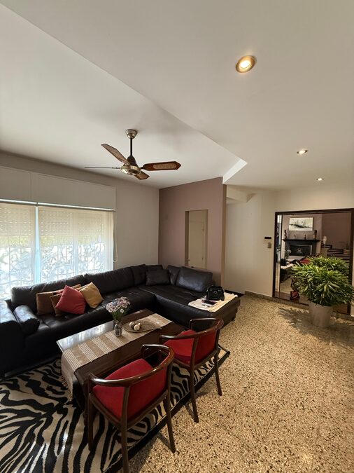 Casa amplia con cochera y quincho