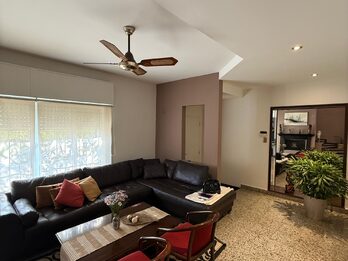 Casa amplia con cochera y quincho
