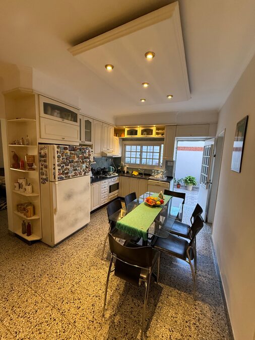 Casa amplia con cochera y quincho