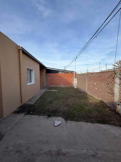 Casa en VENTA /ALQUILER, zona Garrigó y Crisólogo Larralde