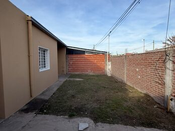 Casa en VENTA /ALQUILER, zona Garrigó y Crisólogo Larralde