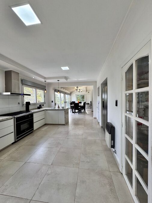 🏡 Casa 4 dorm | Piscina | 1.033 m² – Zona La Toma