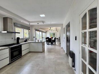 🏡 Casa 4 dorm | Piscina | 1.033 m² – Zona La Toma