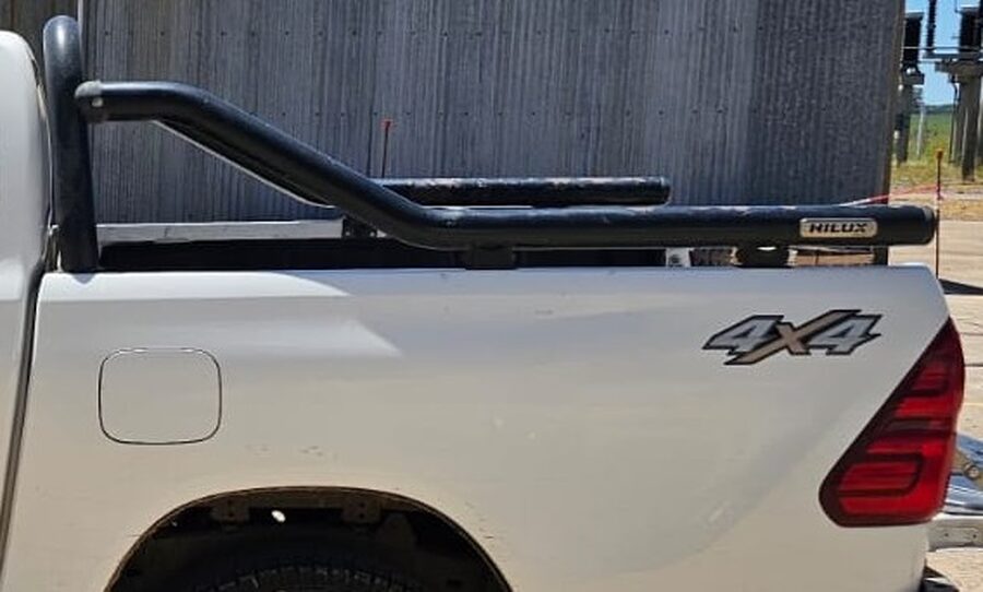 BARRA ANTIVUELCO TIPO PETROLERA Y COBERTOR PLASTICO CAJA TOYOTA HILUX