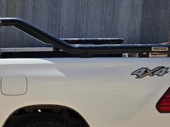 BARRA ANTIVUELCO TIPO PETROLERA Y COBERTOR PLASTICO CAJA TOYOTA HILUX