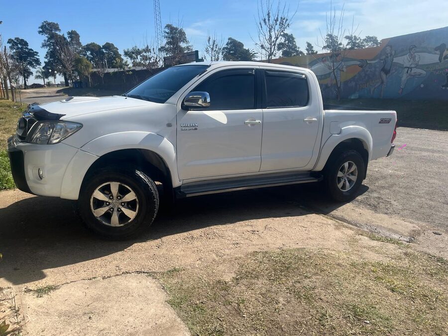 Toyota Hilux srv 3.0 modelo 2010 con cuero