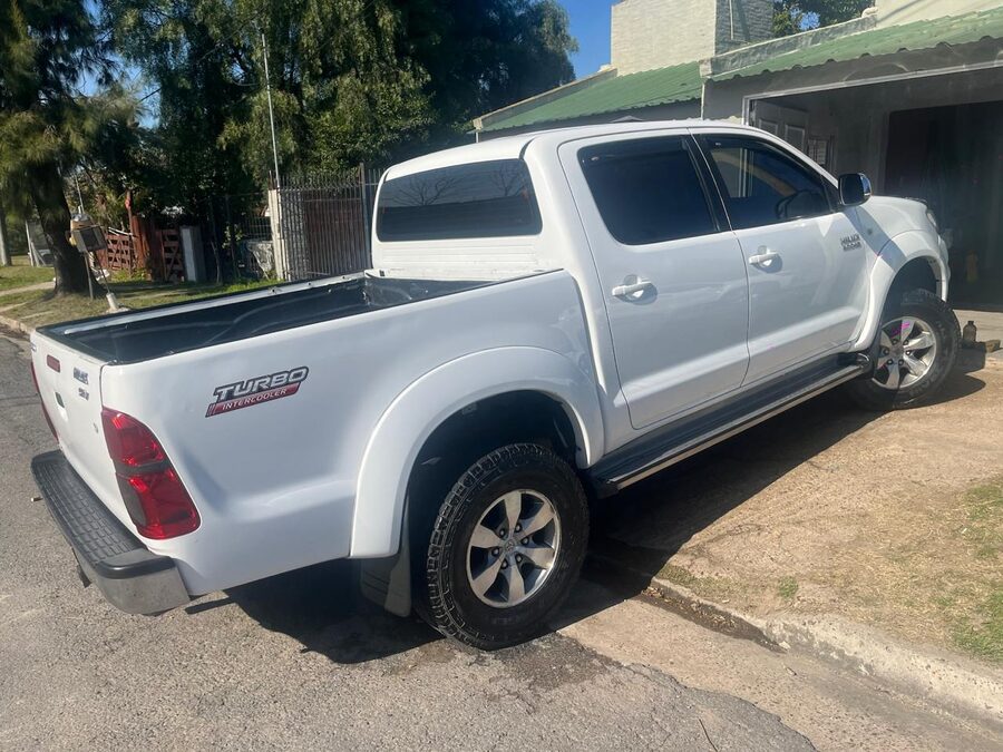 Toyota Hilux srv 3.0 modelo 2010 con cuero