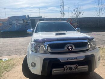 Toyota Hilux srv 3.0 modelo 2010 con cuero
