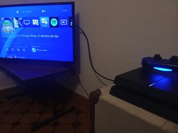 Play 4 + 1 joystick + juegos