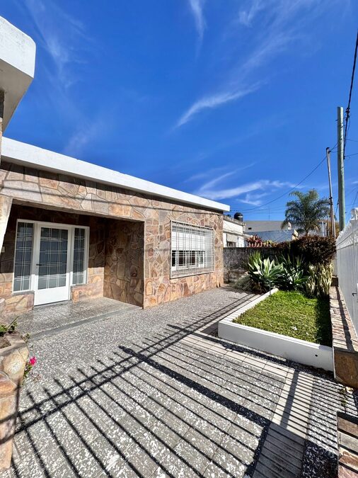 🏡 ¡CASA SÓLIDA Y AMPLIA CON GRAN TERRENO! ✨