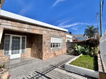 🏡 ¡CASA SÓLIDA Y AMPLIA CON GRAN TERRENO! ✨