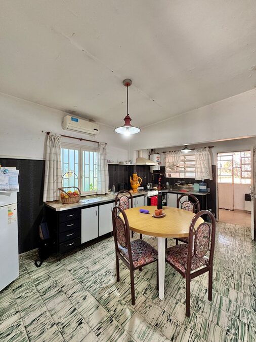 🏡 ¡CASA SÓLIDA Y AMPLIA CON GRAN TERRENO! ✨