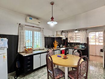 🏡 ¡CASA SÓLIDA Y AMPLIA CON GRAN TERRENO! ✨