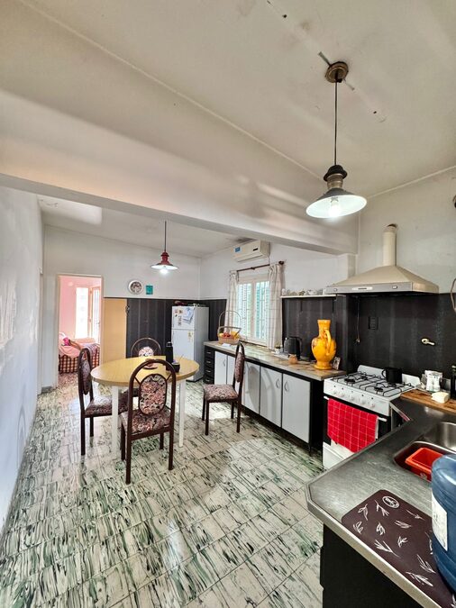 🏡 ¡CASA SÓLIDA Y AMPLIA CON GRAN TERRENO! ✨