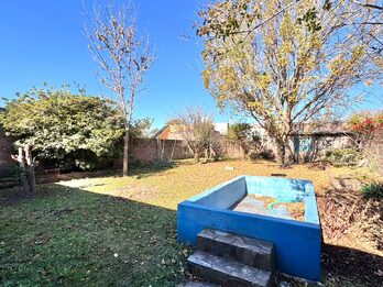 🏡 ¡CASA SÓLIDA Y AMPLIA CON GRAN TERRENO! ✨