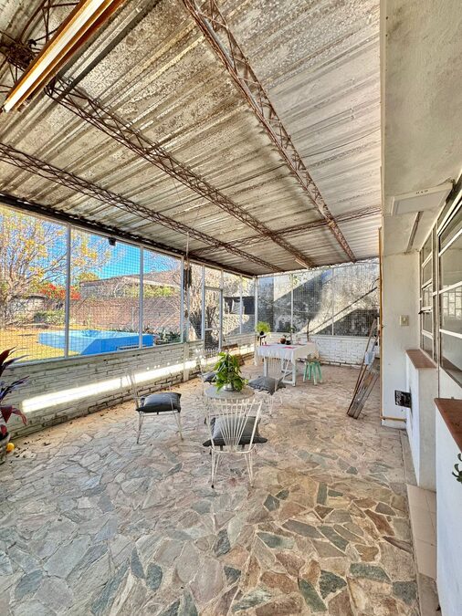 🏡 ¡CASA SÓLIDA Y AMPLIA CON GRAN TERRENO! ✨