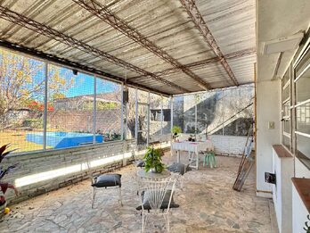 🏡 ¡CASA SÓLIDA Y AMPLIA CON GRAN TERRENO! ✨