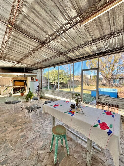 🏡 ¡CASA SÓLIDA Y AMPLIA CON GRAN TERRENO! ✨