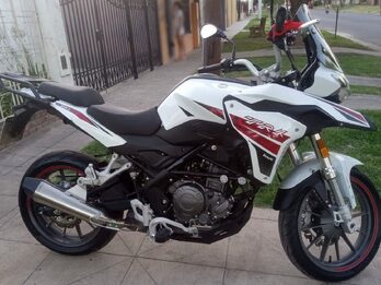 LIQUIDO BENELLI TRK 251, 2021 con sólo 9.000 kms!