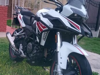 LIQUIDO BENELLI TRK 251, 2021 con sólo 9.000 kms!
