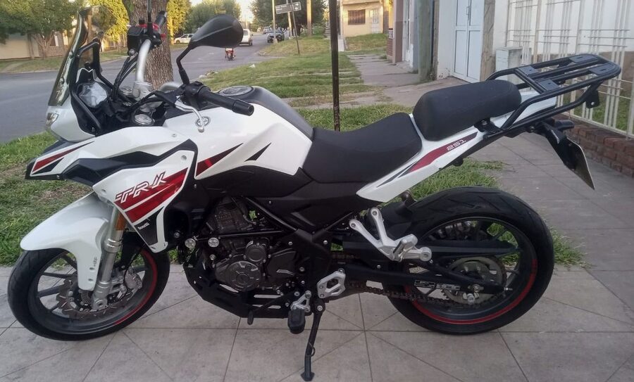 LIQUIDO BENELLI TRK 251, 2021 con sólo 9.000 kms!