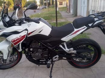 LIQUIDO BENELLI TRK 251, 2021 con sólo 9.000 kms!