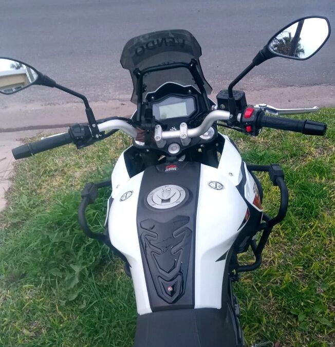 LIQUIDO BENELLI TRK 251, 2021 con sólo 9.000 kms!
