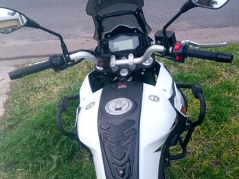 LIQUIDO BENELLI TRK 251, 2021 con sólo 9.000 kms!