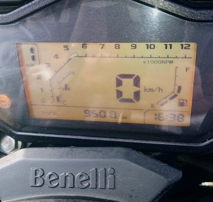 LIQUIDO BENELLI TRK 251, 2021 con sólo 9.000 kms!