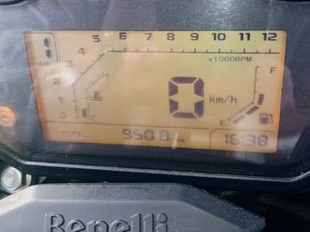 LIQUIDO BENELLI TRK 251, 2021 con sólo 9.000 kms!