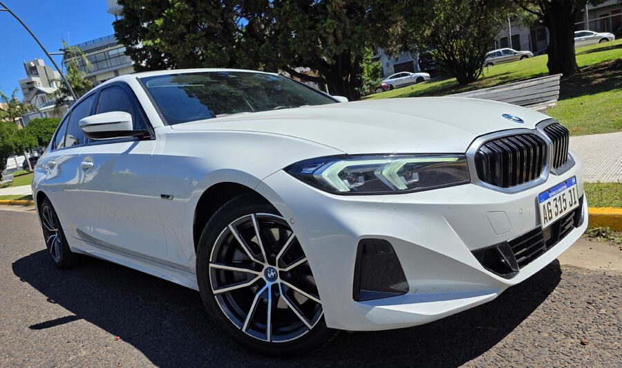 BMW 330e es un sedán híbrido enchufable con un motor nafta y un motor eléctrico, que generan 292 CV aceleración de 0 a 100 km/h en 5.8 segundos