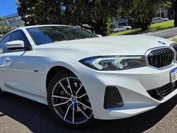 BMW 330e es un sedán híbrido enchufable con un motor nafta y un motor eléctrico, que generan 292 CV aceleración de 0 a 100 km/h en 5.8 segundos