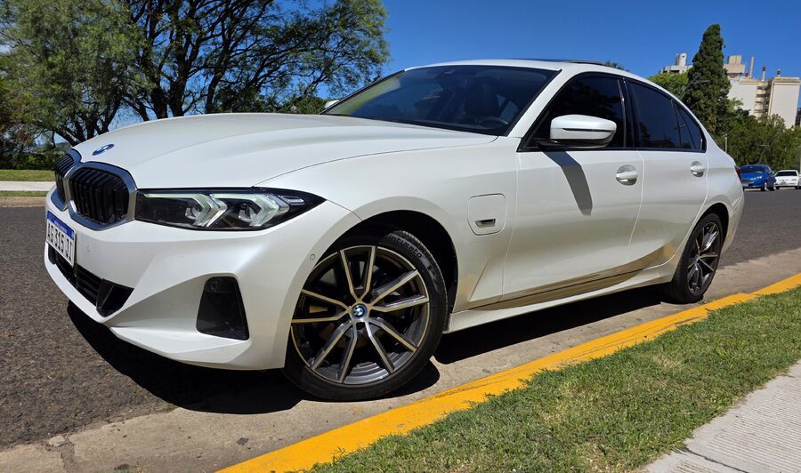 BMW 330e es un sedán híbrido enchufable con un motor nafta y un motor eléctrico, que generan 292 CV aceleración de 0 a 100 km/h en 5.8 segundos