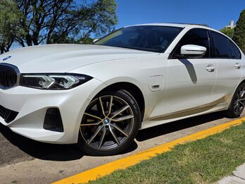 BMW 330e es un sedán híbrido enchufable con un motor nafta y un motor eléctrico, que generan 292 CV aceleración de 0 a 100 km/h en 5.8 segundos