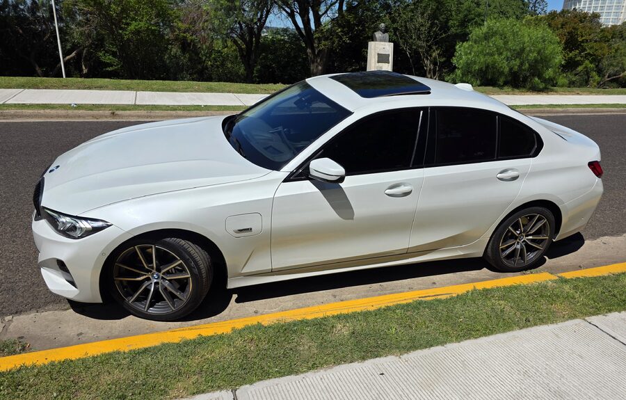 BMW 330e es un sedán híbrido enchufable con un motor nafta y un motor eléctrico, que generan 292 CV aceleración de 0 a 100 km/h en 5.8 segundos