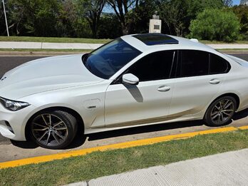 BMW 330e es un sedán híbrido enchufable con un motor nafta y un motor eléctrico, que generan 292 CV aceleración de 0 a 100 km/h en 5.8 segundos