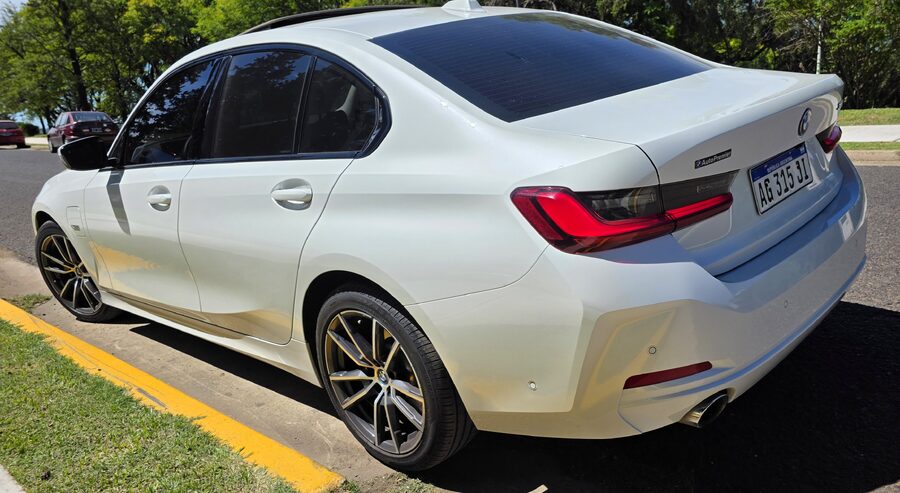 BMW 330e es un sedán híbrido enchufable con un motor nafta y un motor eléctrico, que generan 292 CV aceleración de 0 a 100 km/h en 5.8 segundos