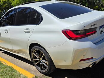 BMW 330e es un sedán híbrido enchufable con un motor nafta y un motor eléctrico, que generan 292 CV aceleración de 0 a 100 km/h en 5.8 segundos