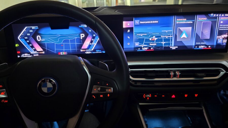 BMW 330e es un sedán híbrido enchufable con un motor nafta y un motor eléctrico, que generan 292 CV aceleración de 0 a 100 km/h en 5.8 segundos