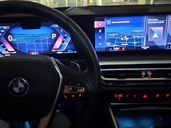 BMW 330e es un sedán híbrido enchufable con un motor nafta y un motor eléctrico, que generan 292 CV aceleración de 0 a 100 km/h en 5.8 segundos