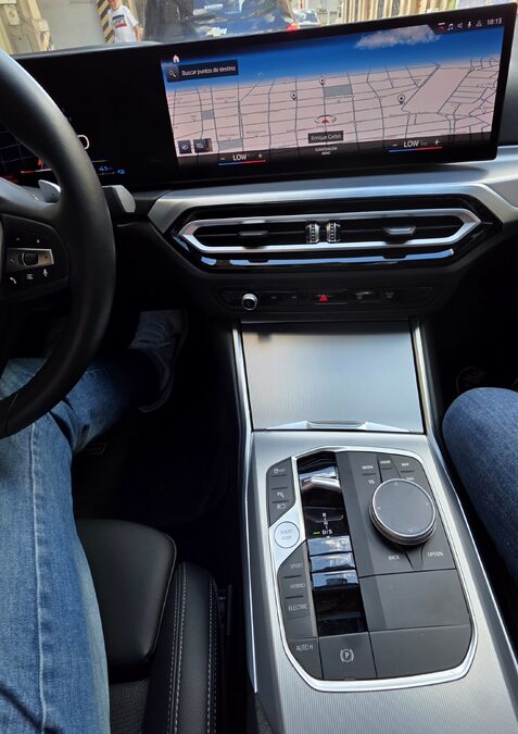 BMW 330e es un sedán híbrido enchufable con un motor nafta y un motor eléctrico, que generan 292 CV aceleración de 0 a 100 km/h en 5.8 segundos
