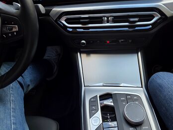 BMW 330e es un sedán híbrido enchufable con un motor nafta y un motor eléctrico, que generan 292 CV aceleración de 0 a 100 km/h en 5.8 segundos