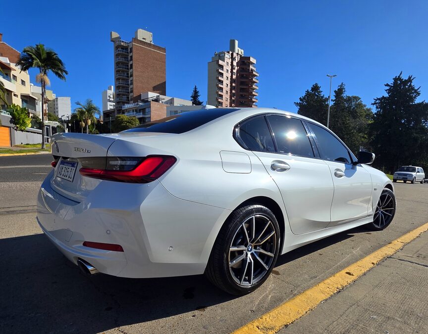 BMW 330e es un sedán híbrido enchufable con un motor nafta y un motor eléctrico, que generan 292 CV aceleración de 0 a 100 km/h en 5.8 segundos