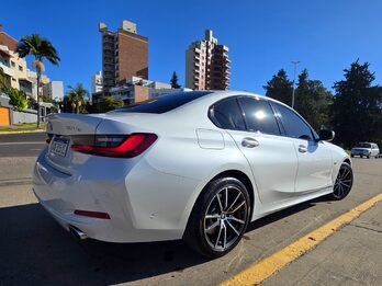 BMW 330e es un sedán híbrido enchufable con un motor nafta y un motor eléctrico, que generan 292 CV aceleración de 0 a 100 km/h en 5.8 segundos