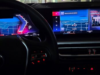 BMW 330e es un sedán híbrido enchufable con un motor nafta y un motor eléctrico, que generan 292 CV aceleración de 0 a 100 km/h en 5.8 segundos