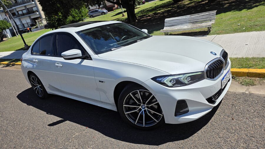 BMW 330e es un sedán híbrido enchufable con un motor nafta y un motor eléctrico, que generan 292 CV aceleración de 0 a 100 km/h en 5.8 segundos