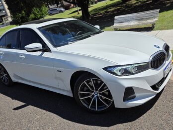 BMW 330e es un sedán híbrido enchufable con un motor nafta y un motor eléctrico, que generan 292 CV aceleración de 0 a 100 km/h en 5.8 segundos
